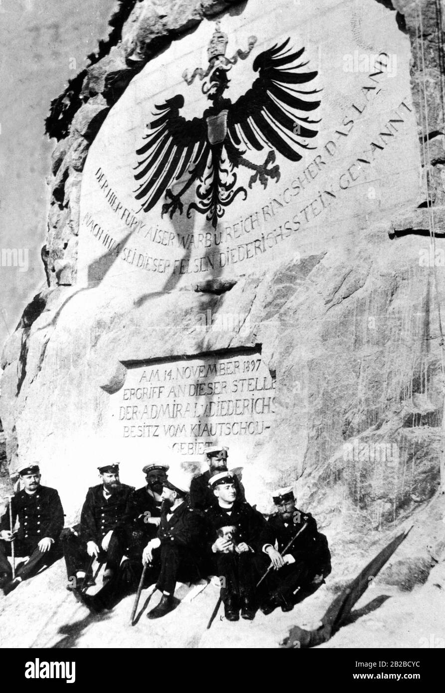 Ufficiali della marina imperiale di fronte alla pietra di Diederichs a Qingdao, eretta in memoria dell'ammiraglio Diederichs e dell'occupazione tedesca della concessione Kiautschou il 14 novembre 1897. Foto non ondulata. Foto Stock