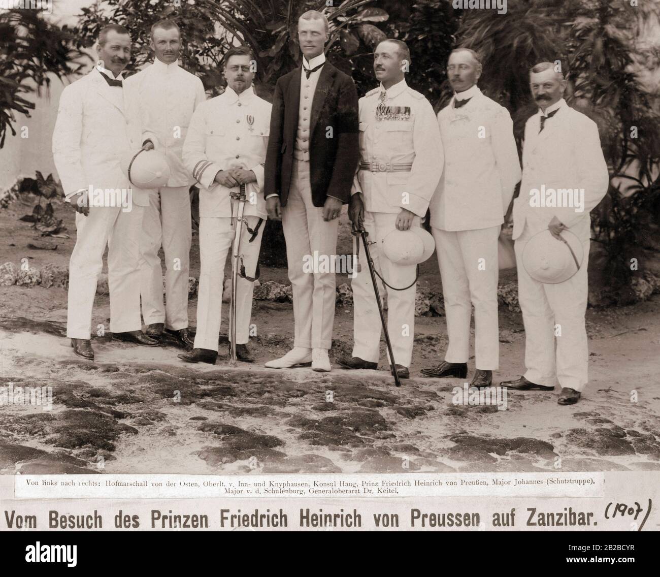 Principe Friedrich Heinrich di Prussia (centro) in visita alla colonia tedesca di Zanzibar. Da sinistra a destra: Hofmarschall von der Osten, Primo tenente von Inn- und Knyphausen, Consul Haug, Principe Friedrich di Prussia, Maggiore Johannes (Schutztrabppe), Maggiore von Schulenburg, medico generale Ketel. Foto Stock