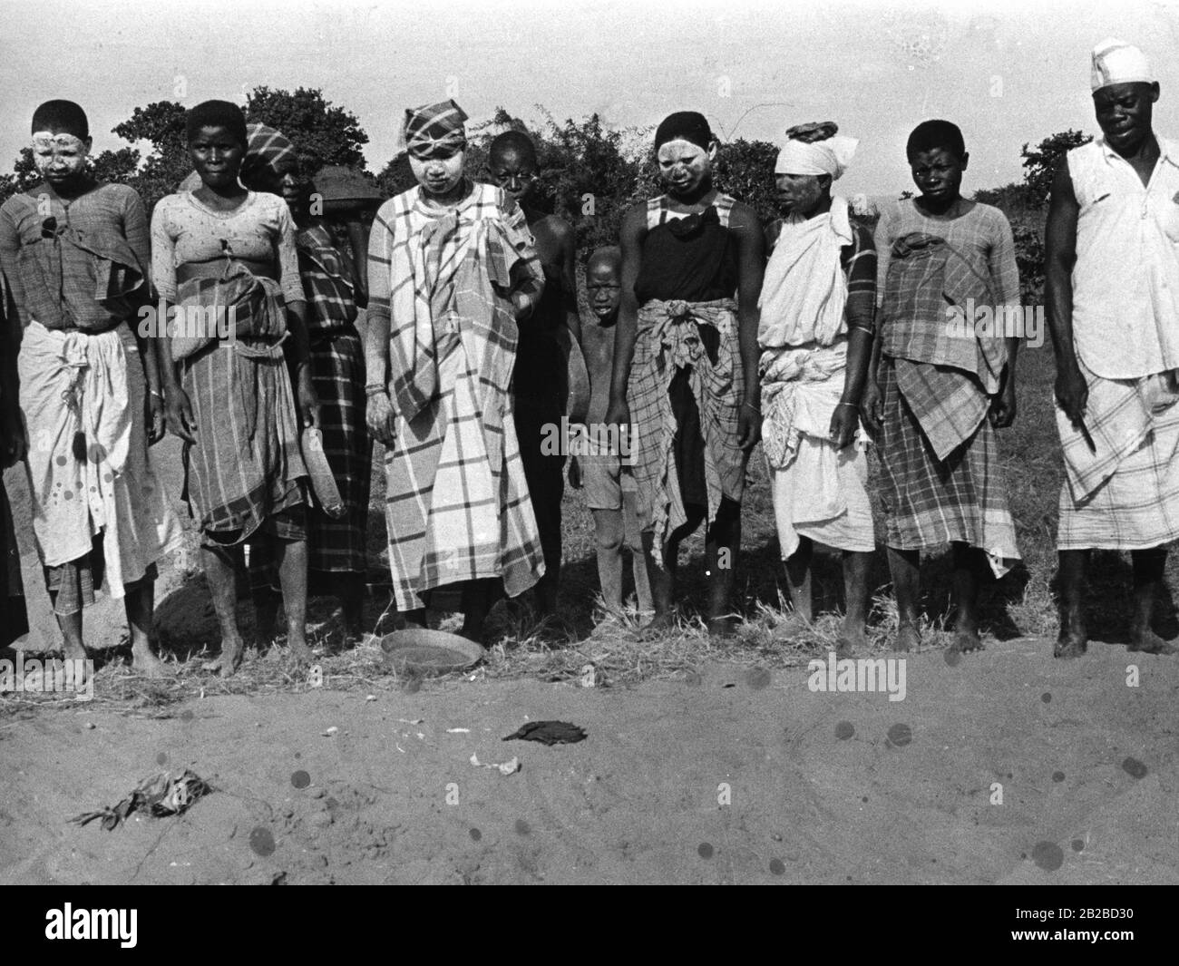 Lavoratori stradali in Africa orientale tedesca. Alcuni hanno dipinto le loro facce con pasta di cenere bianca. Essi ritengono che il loro aspetto si stia avvicinando agli occupanti europei in questo modo. Foto Stock