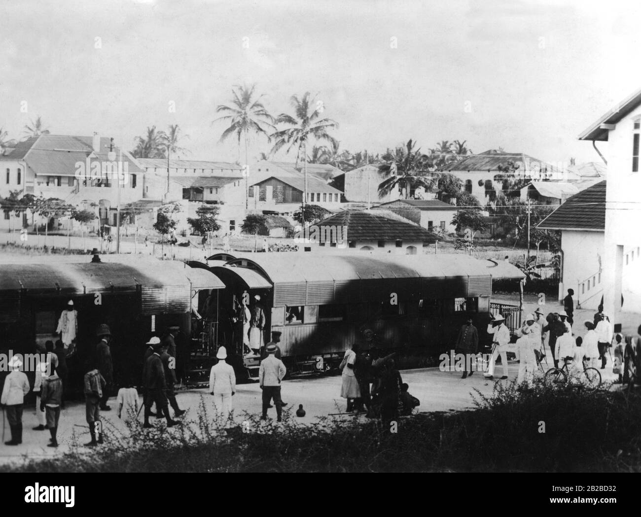 Il Sottosegretario Friedrich von Lindequist ha partecipato al suo tour informativo attraverso l'Africa orientale tedesca. Nella foto è in conversazione con il governatore della stazione di Dar es Salaam. Foto Stock