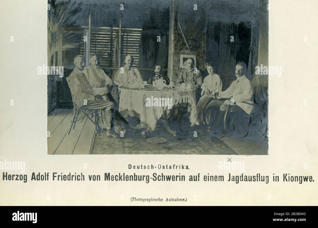 Ufficiali della Schutztrabpe tedesca con il governatore del Togo, il duca Adolf Friedrich del Meclemburgo-Schwerin (estrema destra) in un viaggio di caccia in una fattoria tedesca a Kiongwe, nell'odierno Kenya orientale. Da Sinistra A Destra: Capitano Dabeler, Vice Ufficiale Distrettuale Di Tanga Sperling, Capitano Von Jena Major Joachim Graf Von Pfeil, Tenente Wendtland, Signora Ella Sperling E Duca Wolf Friedrich Del Meclemburgo-Schwerin. Foto Stock