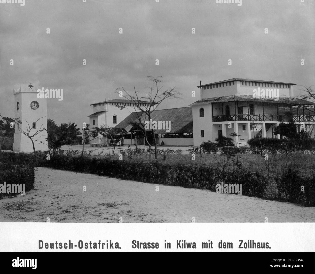 Street a Kilwa in Namibia di oggi con dogana tedesca in stile coloniale. Foto Stock