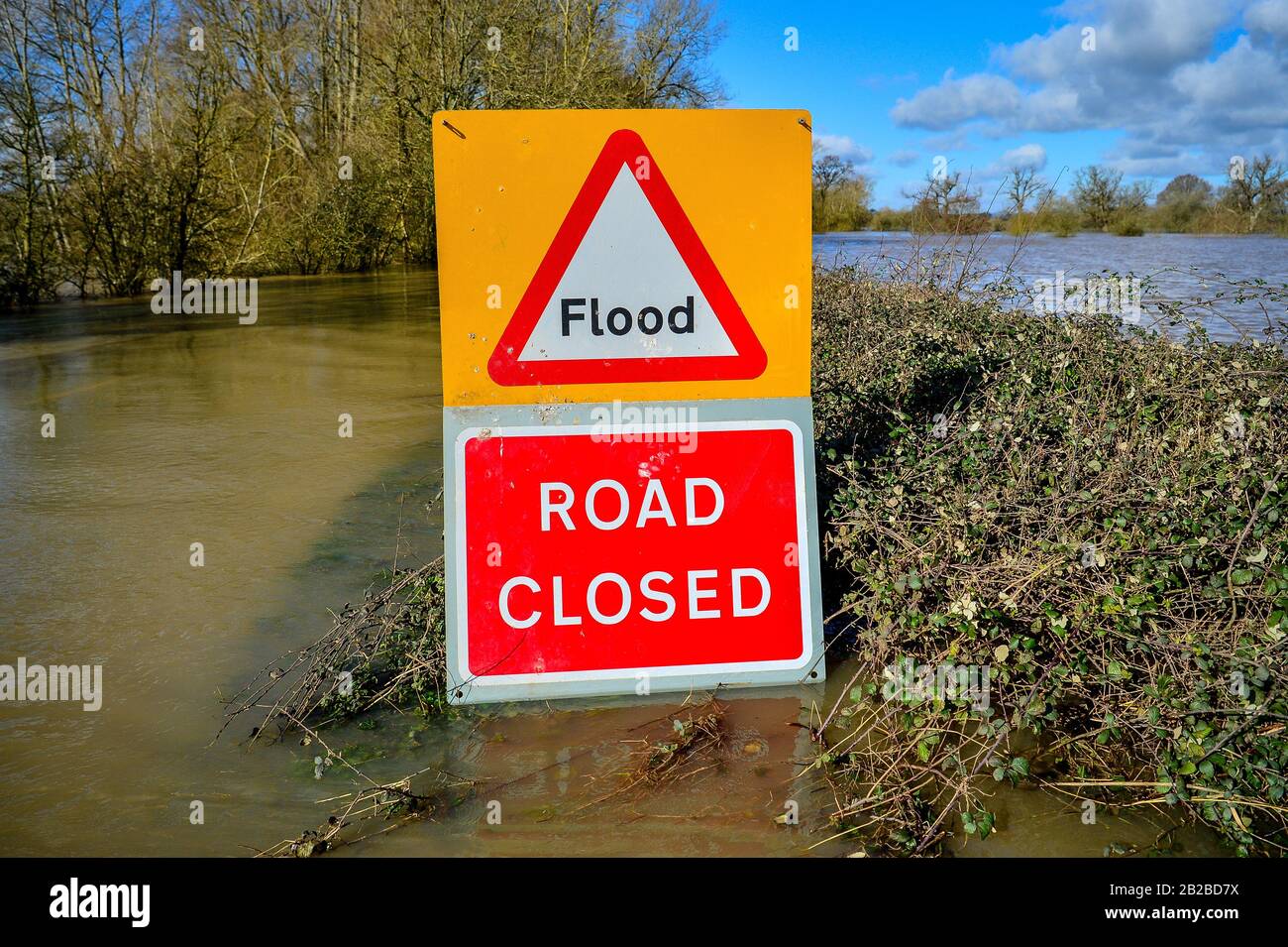 Un cartello stradale chiuso si affaccia sul fiume e avvisa gli automobilisti delle inondazioni sulla B4213 tra Lower Aperlay e Tirley nel Gloucestershire, che è diventata impraticabile dopo che il fiume Severn ha inondato le aree circostanti. Foto PA. Data Immagine: Lunedì 2 Marzo 2020. Il credito fotografico dovrebbe leggere: Ben Birchall/PA Filo Foto Stock