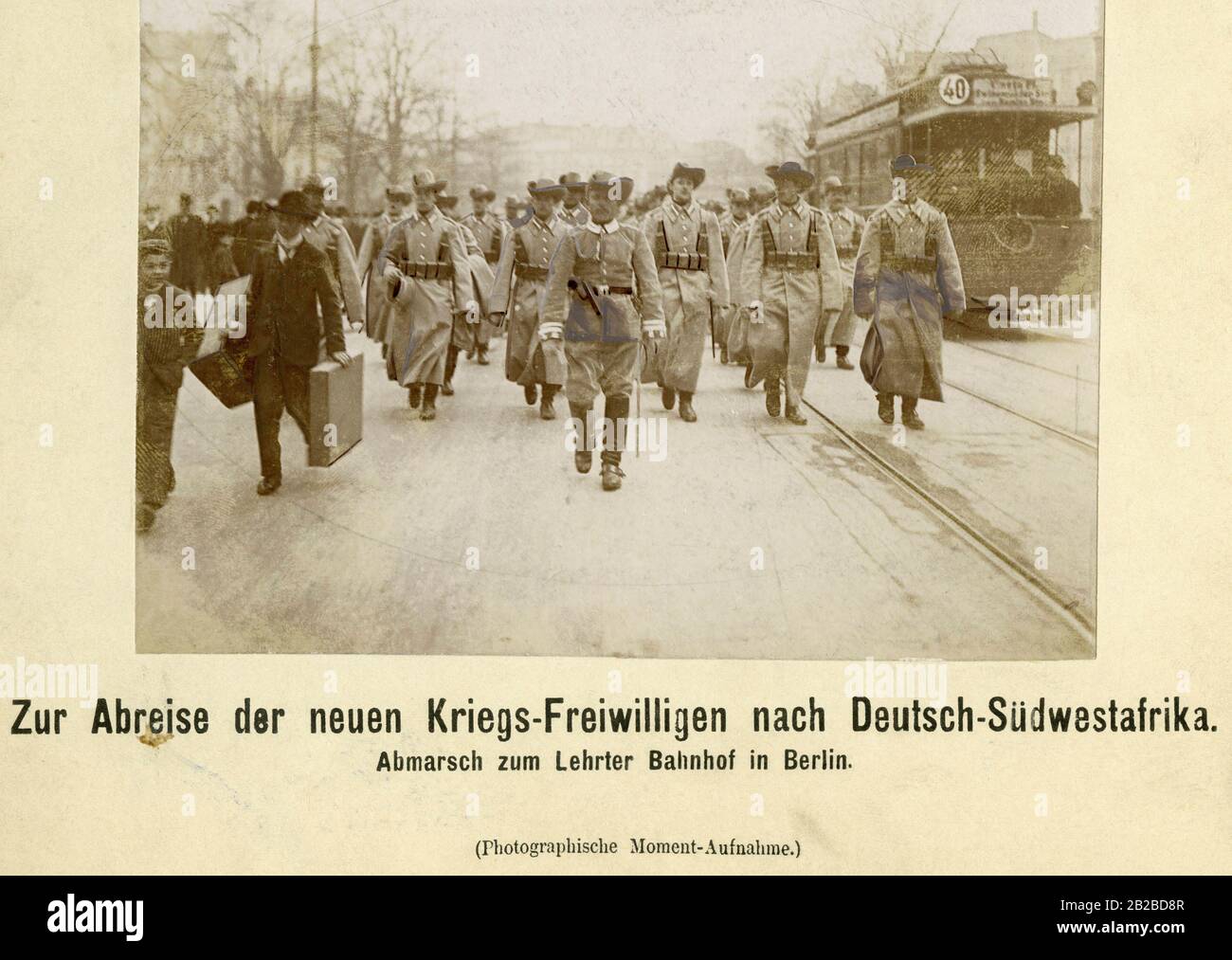 Volontari di guerra in viaggio verso la stazione Lehrter di Berlino, per partire per il loro dispiegamento in Sud-Ovest Africa tedesca contro il ribelle Herero. I soldati sono vestiti con nuove uniformi coloniali. Foto Stock