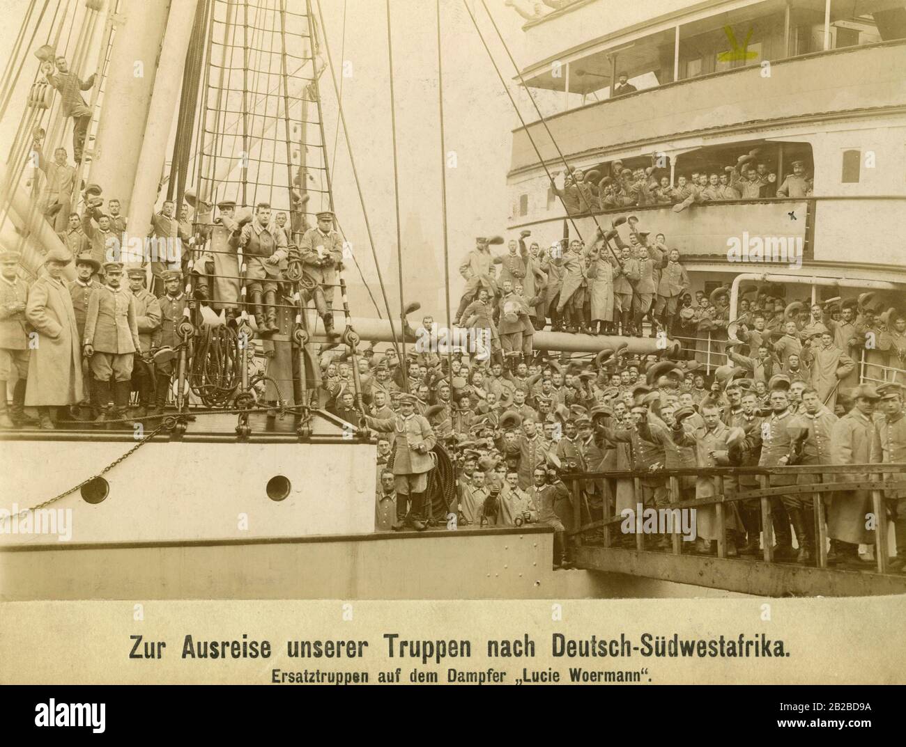 Partenza delle truppe tedesche di sostituzione in Sud Africa tedesca sul vaporetto Lucie Woermann. I tedeschi vi combatterono contro l'erero ribelle. Foto Stock