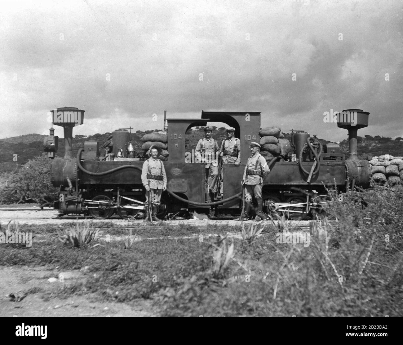Fairlie locomotiva della ferrovia a Windhoek assicurato da sacchi di sabbia. Foto Stock