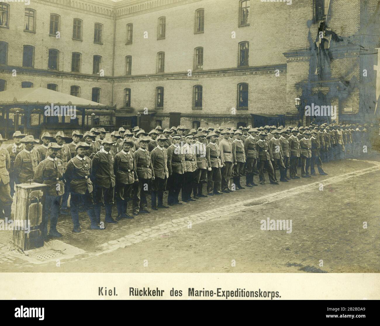 Le squadre del corpo di spedizione navale che ritornano dal Sudafrica tedesco al cortile della caserma di Kiel. Tra il 1904 e il 1906 si sono verificati violenti scontri tra i funzionari coloniali tedeschi e l'erero nativo nella Namibia di oggi. Foto Stock