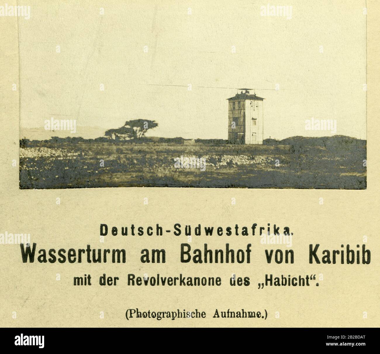Torre dell'acqua alla stazione di Karibib con il cannone revolver del 'Habicht' in Sud Africa tedesca, in Tanzania di oggi. Foto Stock