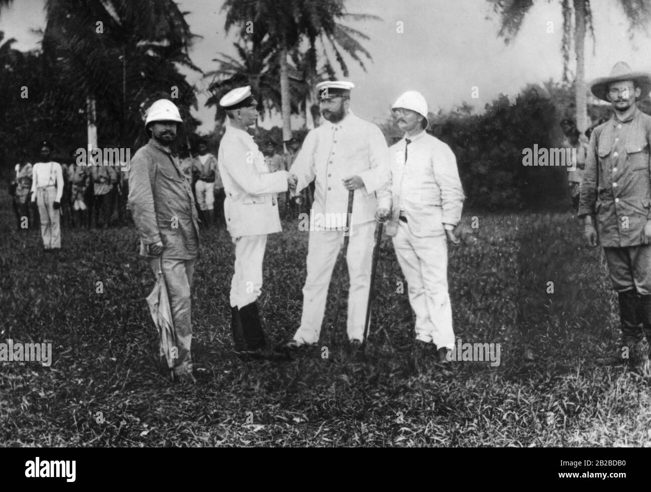 Funzionari coloniali tedeschi, tra cui il capitano Karl Freiherr von Gravenreuth (2nd da sinistra) il giorno prima della sua morte nella battaglia di Kamerunberg contro il ribelle Bantu, chiamato anche Bakwiri. Foto Stock