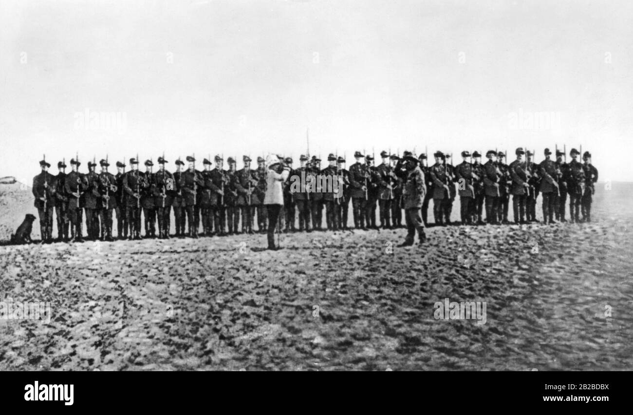 Per la lotta contro le tribù Herero nell'Africa sud-occidentale tedesca, che era diventata dissidente nel 1904, le truppe coloniali tedesche avevano bisogno di rinforzi dalla Germania. La foto mostra come i primi 50 uomini, rinforzi del tenente Maercker, sono consegnati nel porto di Sandwich A Enorme von Francois. Foto Stock