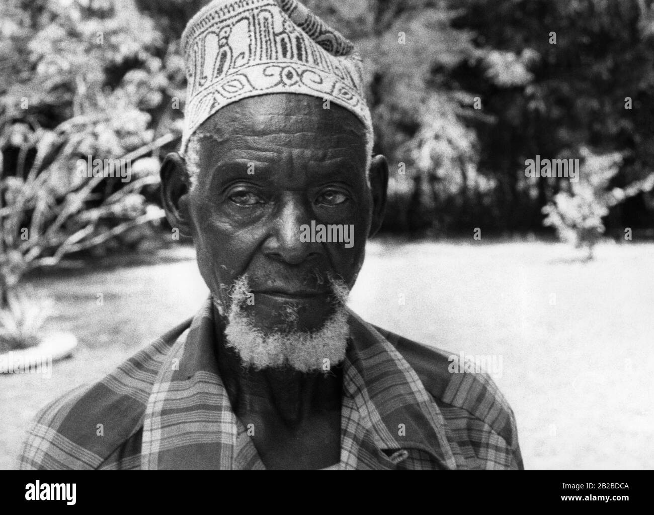 Ritratto di un ex Askari della Schutztrabppe tedesca di ufficiale Paul von Lettow-Vorbeck in Africa orientale. La foto è ondulata. Foto Stock