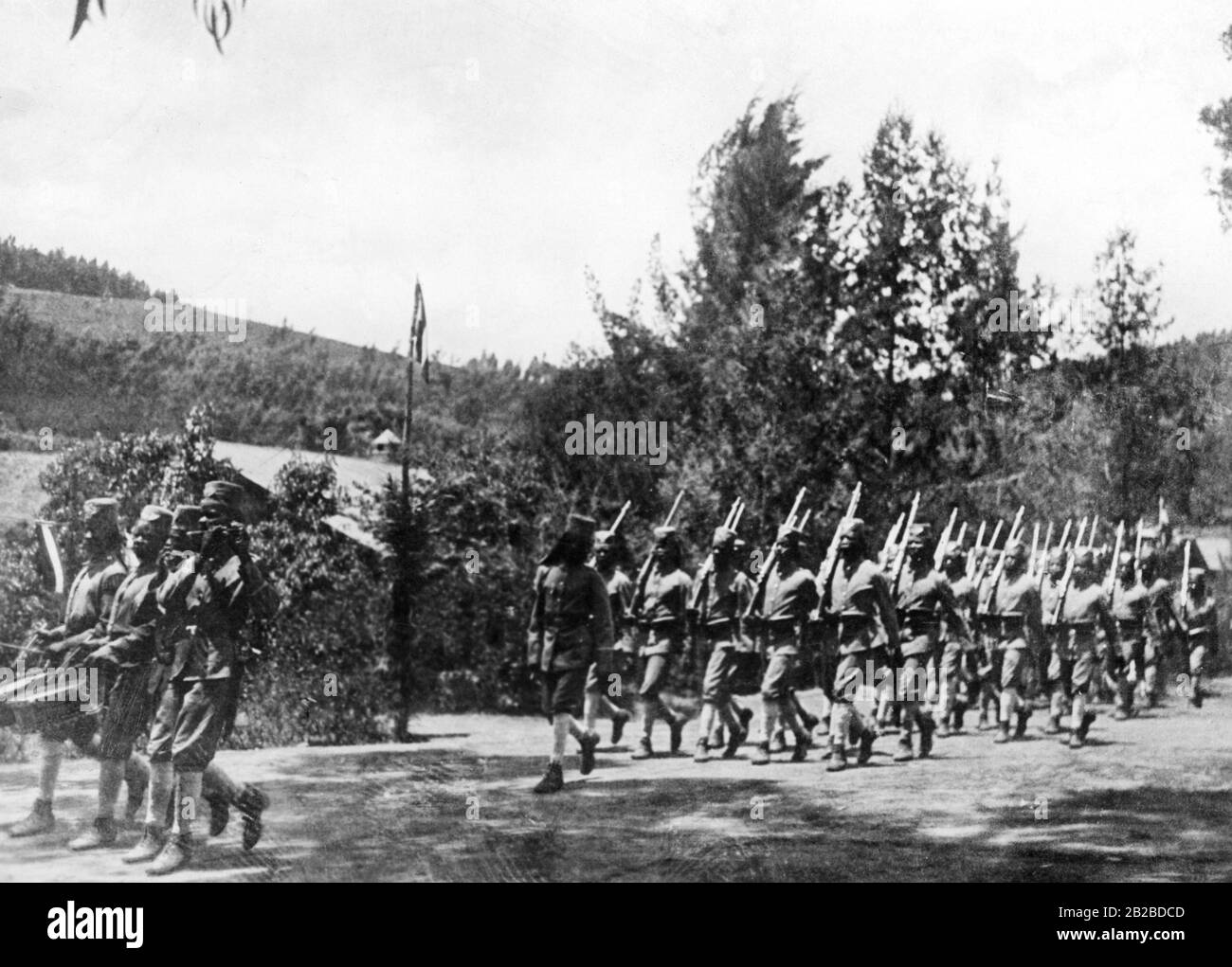 Truppe coloniali in Africa orientale tedesca, ora Tanzania. Come mostra la foto, queste truppe non solo consistono di soldati tedeschi, ma anche di reclute locali chiamati Askaris. La foto è ondulata. Foto Stock