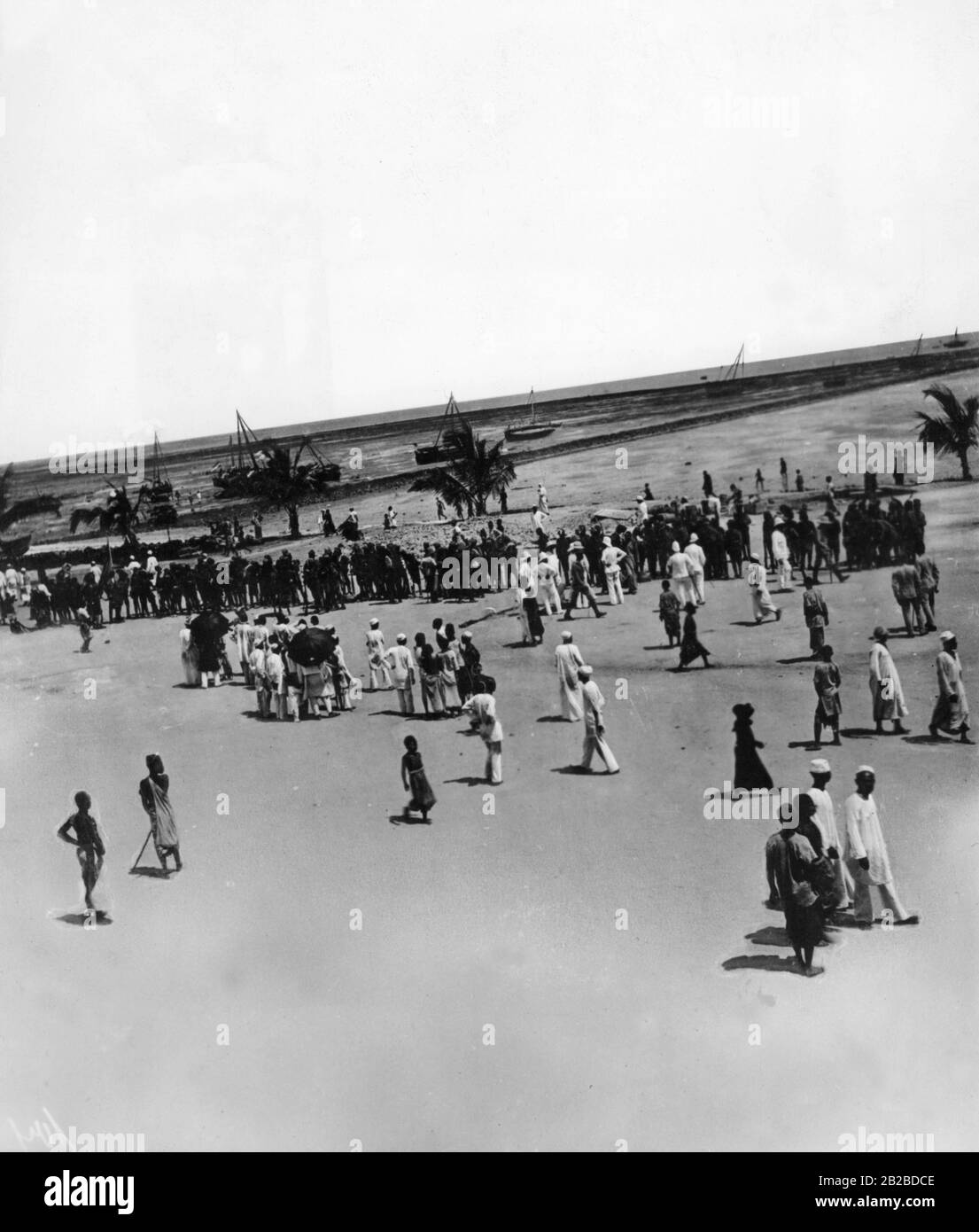 Arrivo della Schutztrabppe tedesca a Kilwa nel Sud-Est Africa tedesco. Dopo due anni di combattimenti, il governatore tedesco Hermann von Wissmann sconfisse le rivolte locali. La foto mostra uno degli ultimi episodi della rivolta, la spedizione contro Hassan bin Omari. Foto Stock
