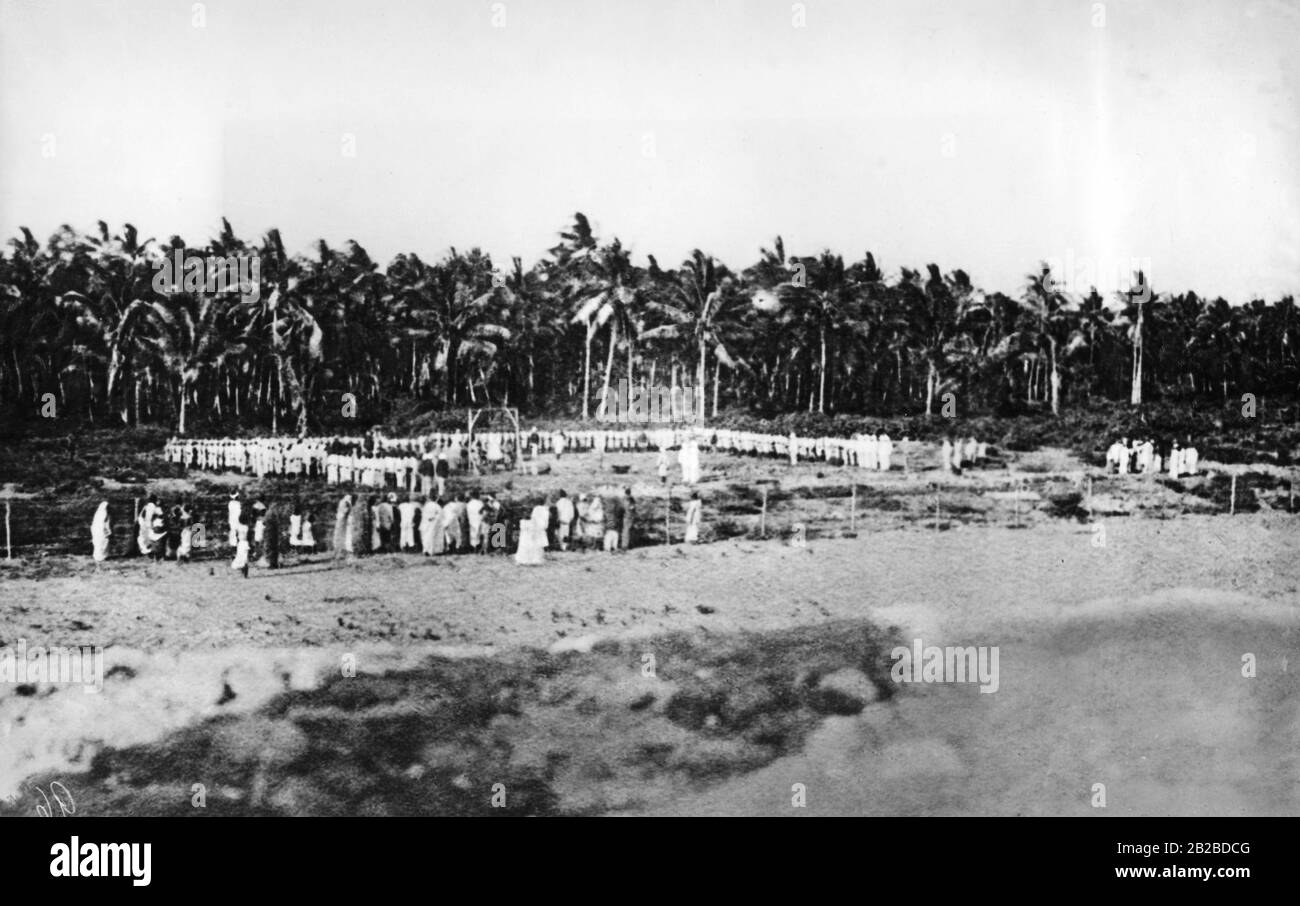 Il leader della rivolta della popolazione costiera della fascia continentale di Zanzibar contro l'acquisizione del potere da parte della compagnia tedesca dell'Africa orientale, Abushiri ibn Salim al-Harthi, noto anche come Buschiri, è impiccato il 15 dicembre 1889 a Pangani. Foto Stock