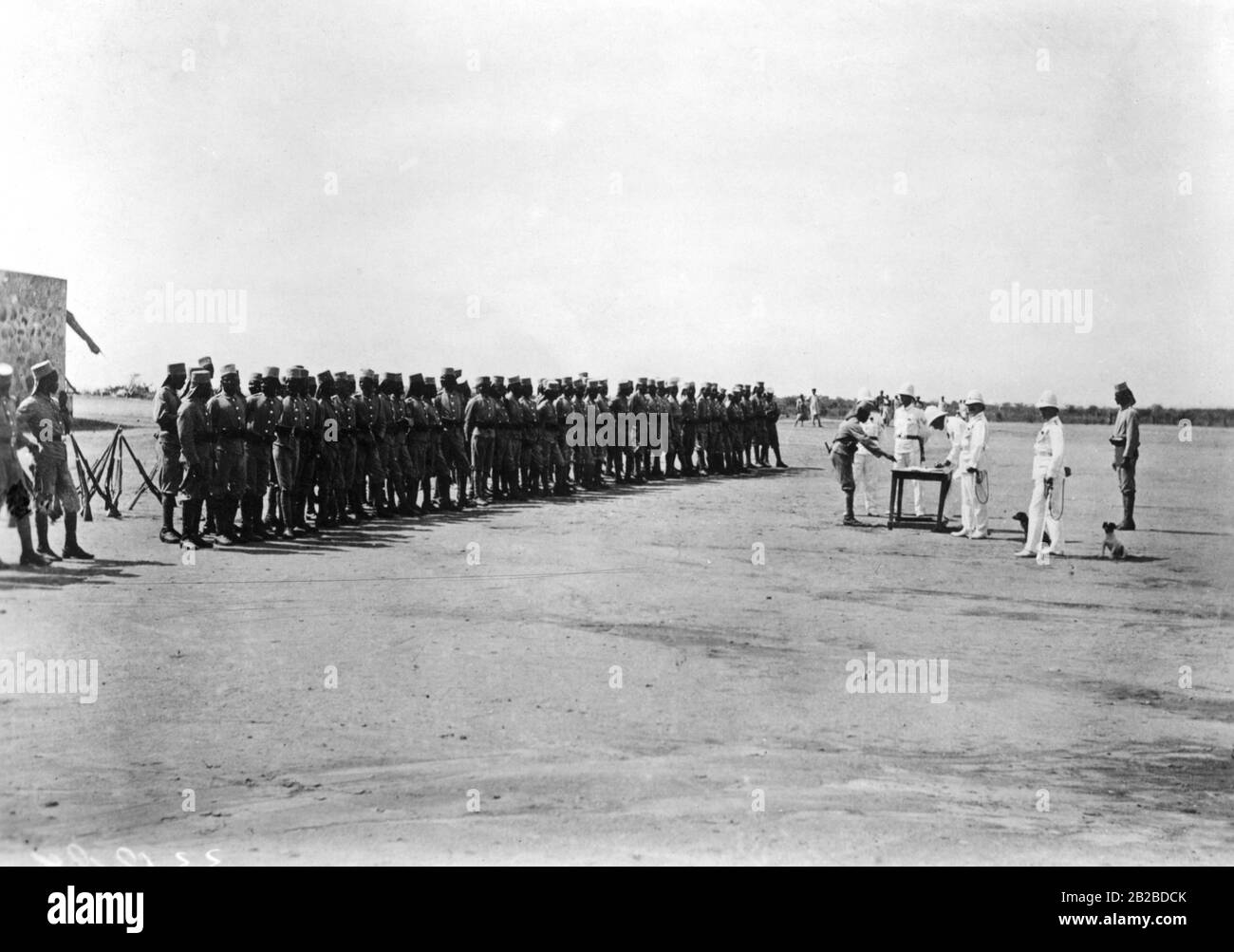 A Tabora si paga la chiamata per le truppe coloniali costituite da locali reclutati chiamati Askaris. La foto è ondulata. Foto Stock