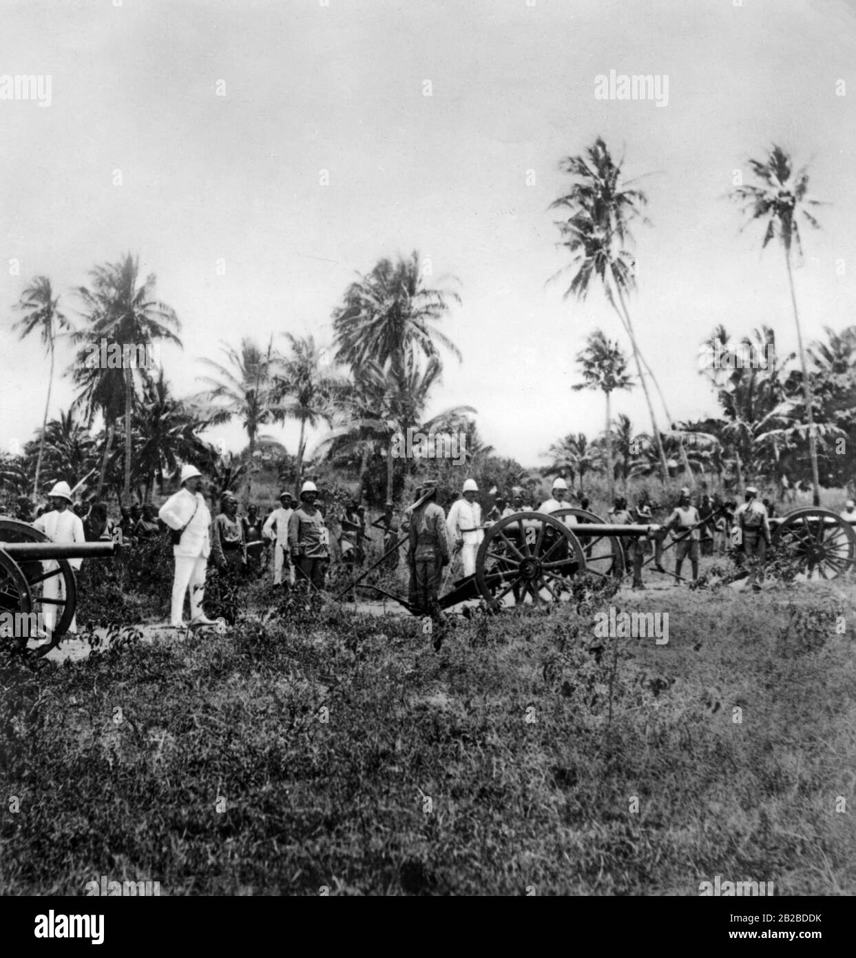 Soldati e ufficiali della Schutzgruppe tedesca in Africa orientale tedesca a base di cannone. La foto è ondulata. Foto Stock
