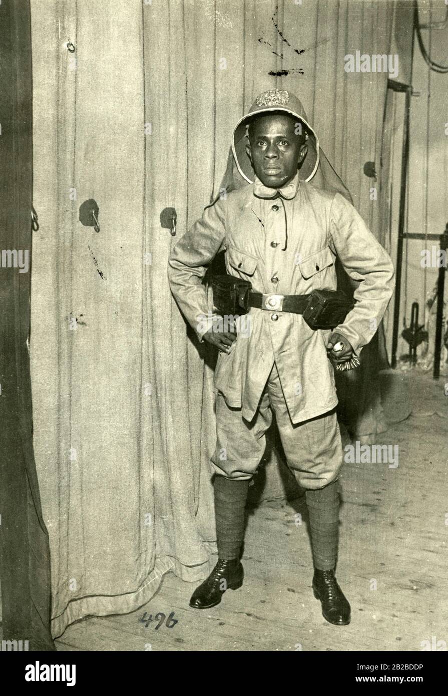 Soldato locale, Askari, il tedesco Schutztrabuppe nella colonia dell'Africa orientale. La foto è ondulata. Foto Stock