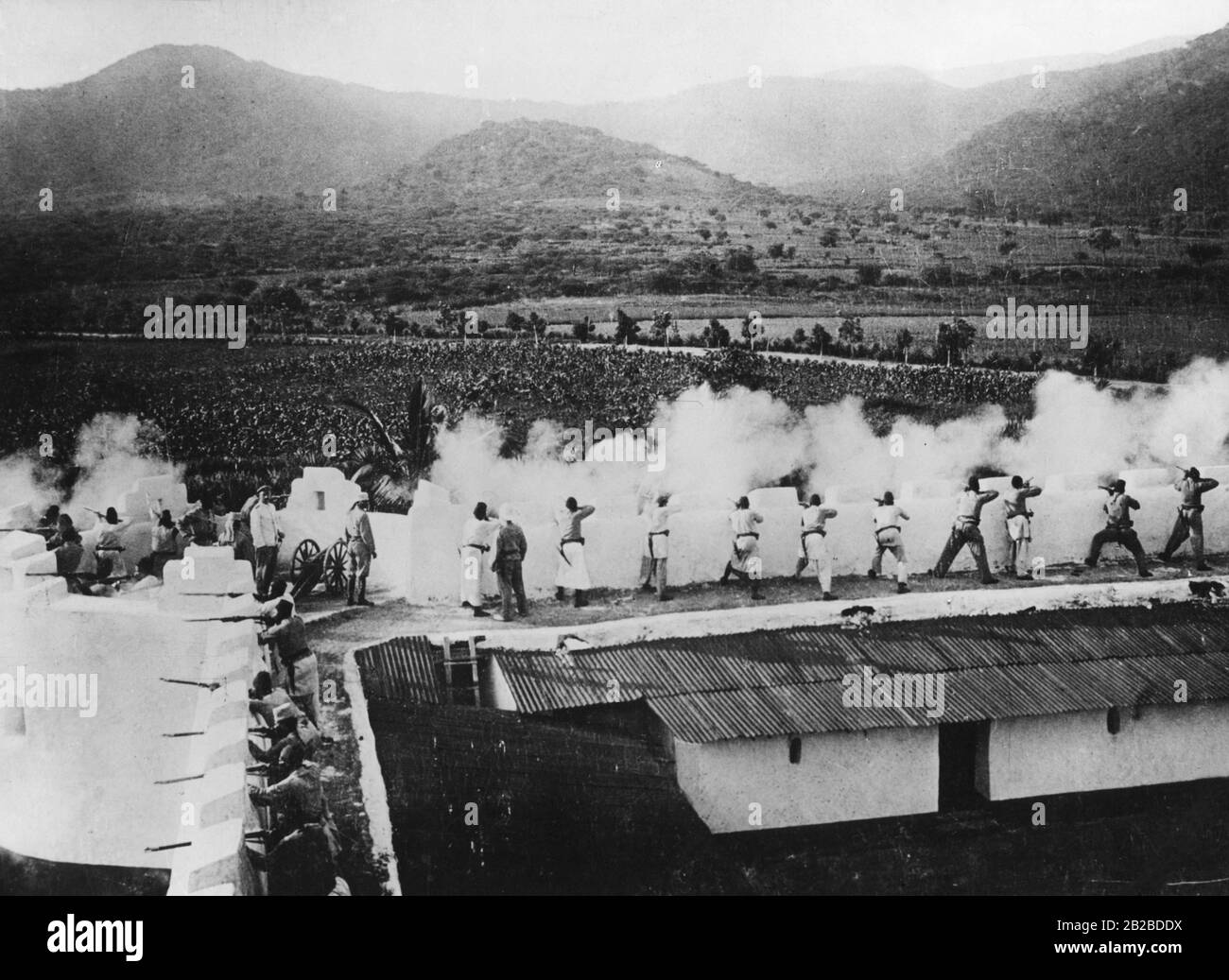 Truppe coloniali tedesche nell'Africa orientale durante un'esercitazione di combattimento sulla rotta carovana verso il lago Tanganyika nell'attuale Namibia. La foto è ondulata. Foto Stock