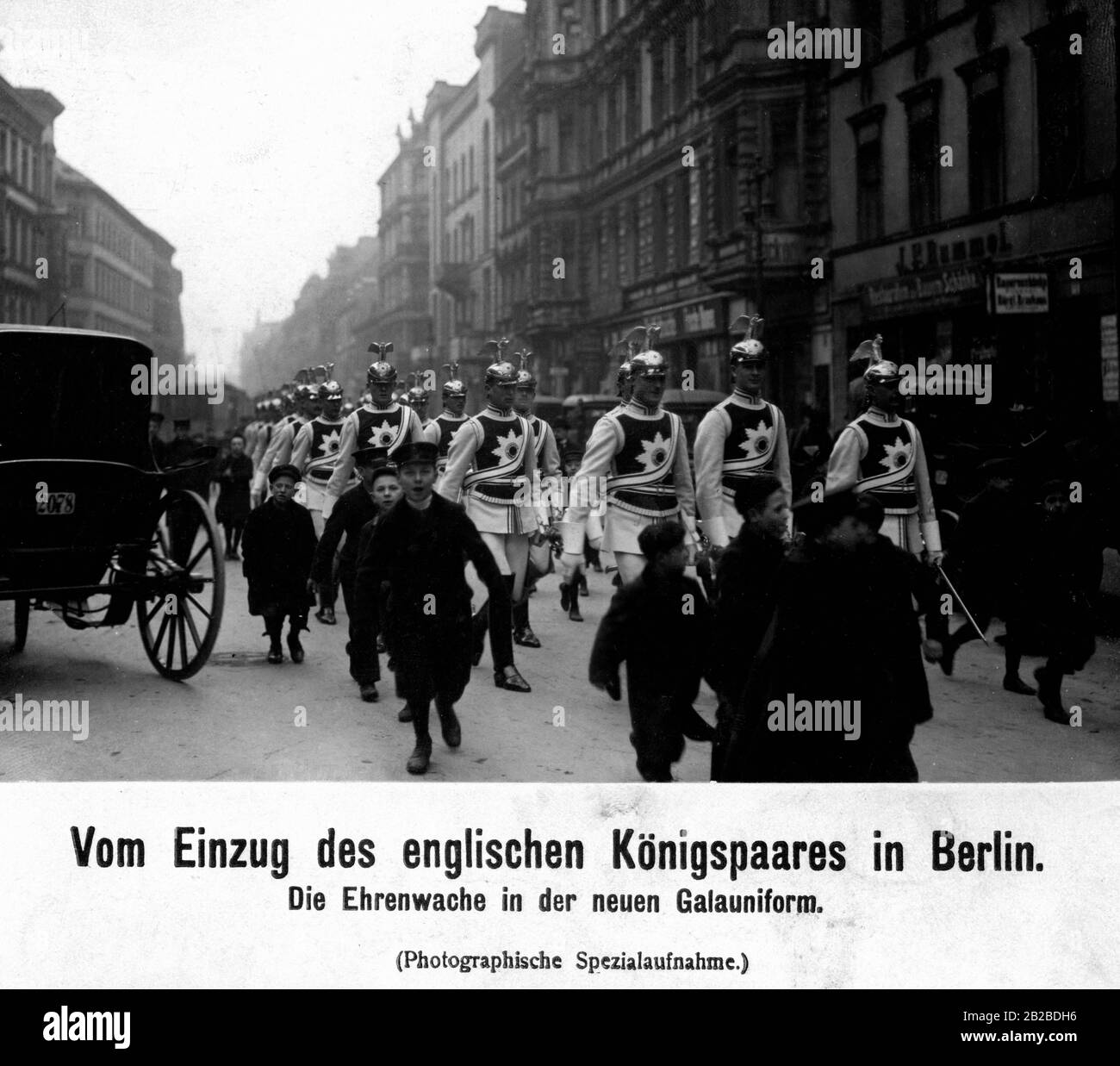 Guardie Cuirassiers in nuove uniformi di gala, formano la guardia d'onore in occasione della visita del re Edoardo VII e della moglie Principessa Alexandra di Danimarca il 2 febbraio 1909 a Berlino. I soldati indossano i pettoni con lo stemma Dell'Ordine dell'Aquila Nera (Schwarzer Adlerorden) e l'iscrizione Suum cuique (a ciascuno dei suoi). Foto Stock