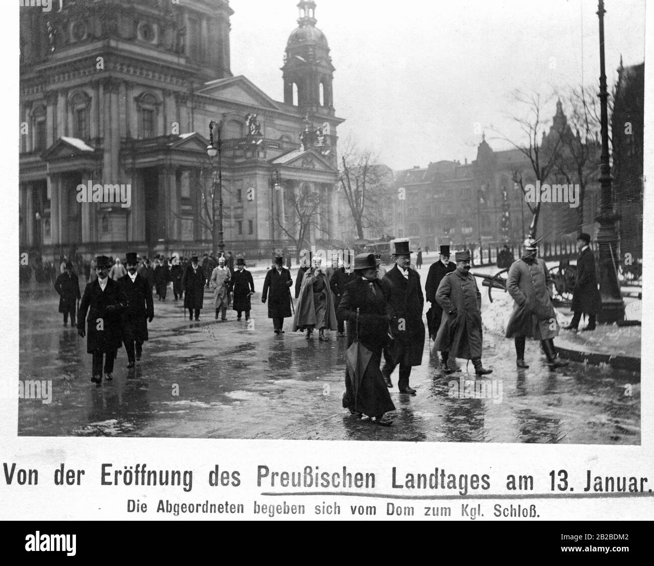 Delegati invitati sulla strada dalla cattedrale al palazzo reale di Potsdam, dove si legge il discorso del trono e si apre ufficialmente il parlamento statale prussiano. Foto Stock