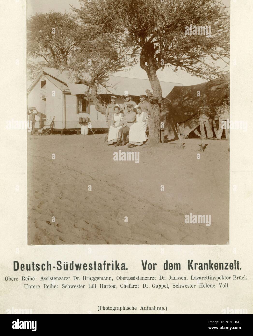 Personale medico tedesco di fronte a una tenda ospedale in Sud Africa occidentale durante la guerra con il ribelle Herero. Fila superiore: Assistente medico Brueggemann, assistente medico Janssen, ispettore ospedaliero Brueck. Sotto: Infermiere Lili Hartog, capo medico Gappel e infermiere Helene Voll. Foto Stock