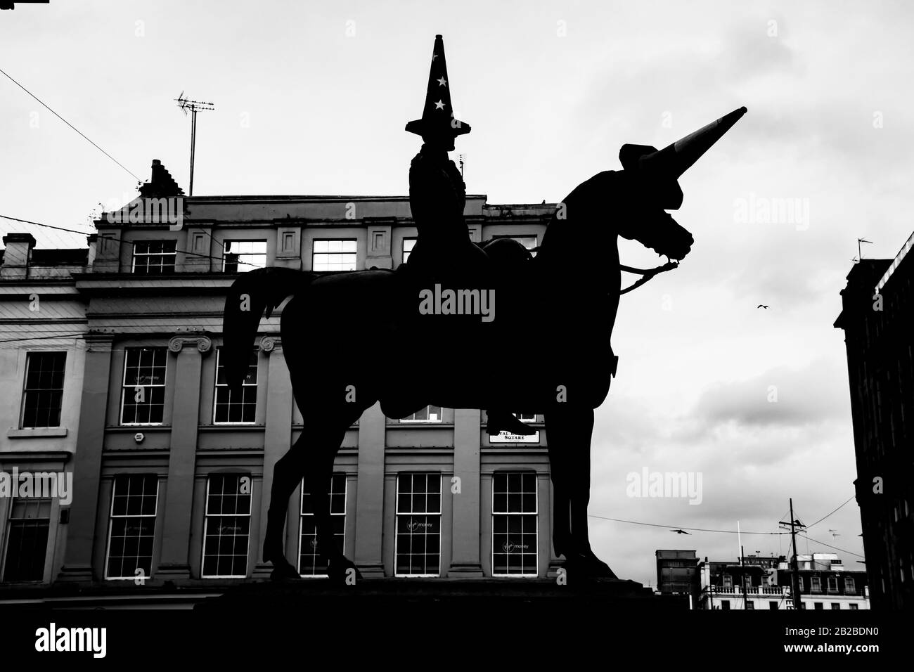 Silhouette della statua del Duca di Wellington nel centro di Glasgow con un cono pro-Unione europea che sostituisce il tradizionale cono di traffico sulla sua testa Foto Stock