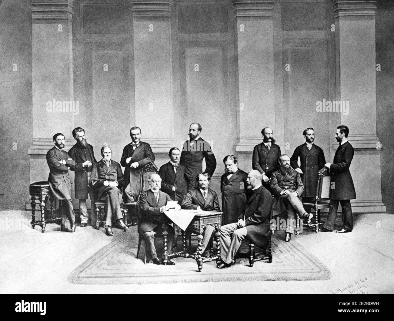 Il Ministro degli Esteri austriaco-ungherese, Conte Andrassy (centro foto), con i membri della sua delegazione al Congresso di Berlino del 1878. Nella foto in prima fila: Baron Haymerle, conte Andrassy e conte Karoly. Nella seconda fila Hofrat Doczi, vicario giudiziario Semeleder, consigliere von Ascher, tenente colonnello von Thoemmel. Inviato von Teschenberg, Consigliere d'ambasciata Baron Huebner, Kosjek, Consigliere d'ambasciata Baron Mayr, Segretario della Corte von Pechy e Consigliere di Legazione Baron Pasetti. Foto Stock