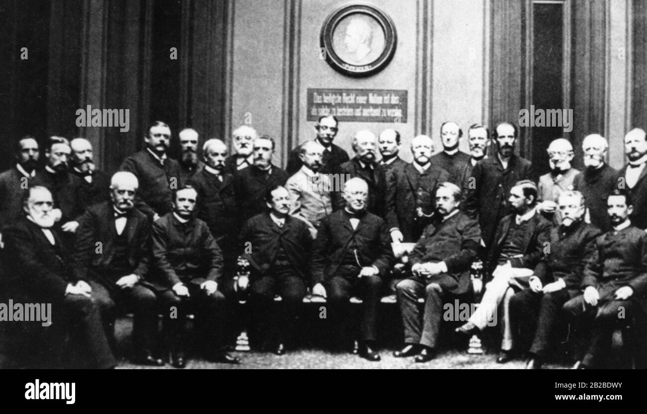 Membri della commissione nella costruzione del Reichstag a Berlino, che prepara il progetto di legge sull'assicurazione vecchiaia e invalidità. Foto Stock