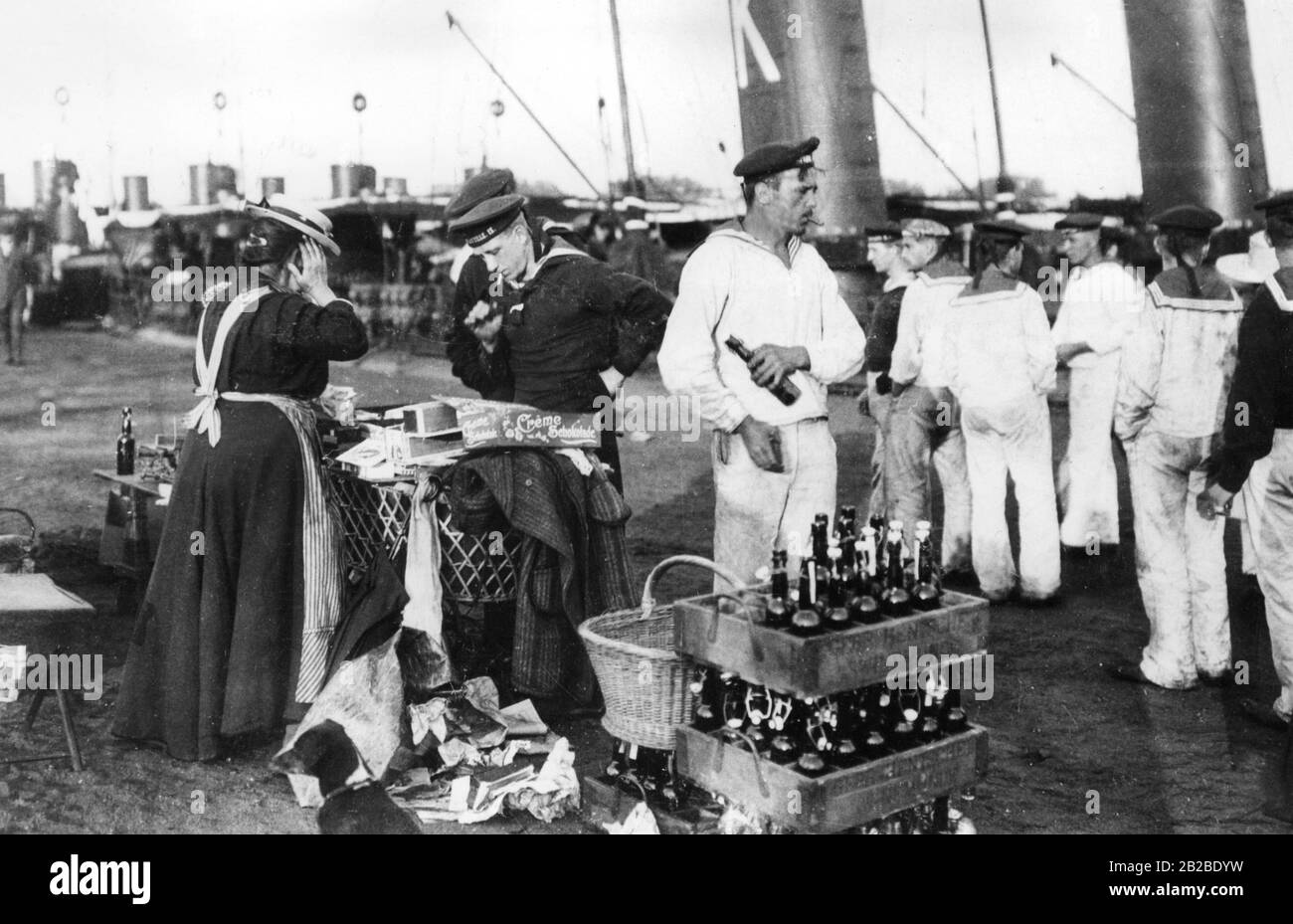 Soldati della Marina in piedi nel porto. Ufficiali e marinai ricevono cibo separatamente. Foto non ondulata. Foto Stock