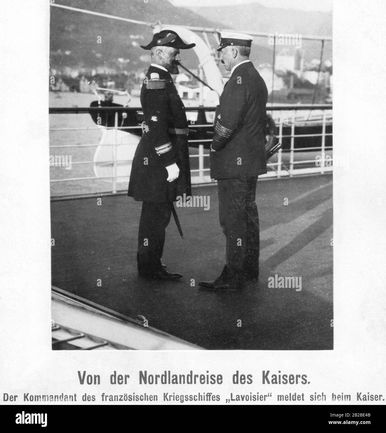 Durante il viaggio Nordland (1911) dell'imperatore Guglielmo II, questo incontra il comandante della nave da guerra francese 'Lavoisier', Jacques Boissiere. Foto Stock