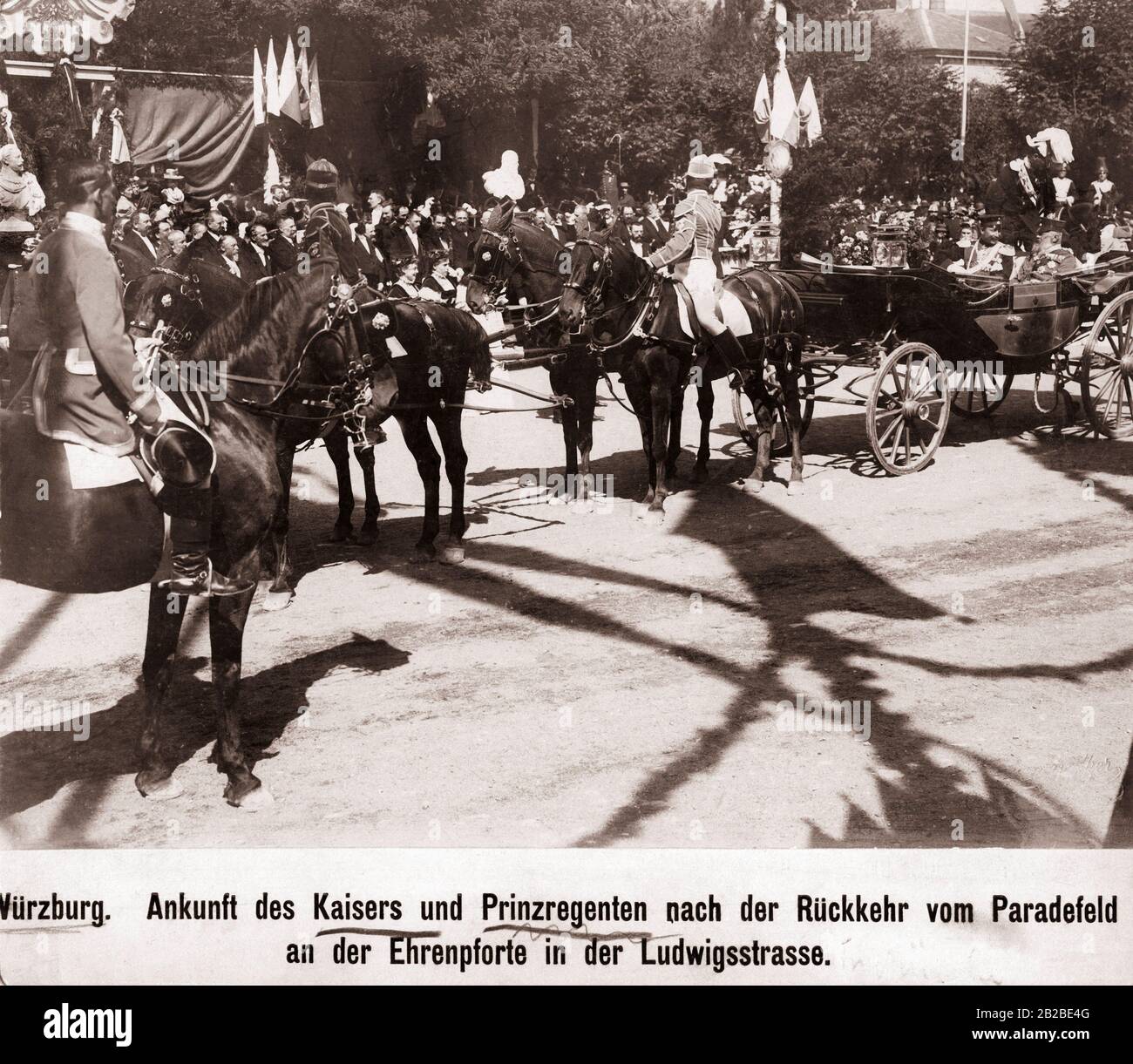Kaiser Wilhelm II (in uniforme di generale) insieme al Principe Regent Luitpold di Baviera (a destra) in pullman lungo la Ludwigstrasse a Wuerzburg. Sono sulla via del ritorno dal campo della parata a Wuerzburg. La foto è stata fatta il 1 settembre 1897, quando Guglielmo e Luitpold erano a Wuerzburg in occasione delle Giornate imperiali e Della Manovra imperiale dell'esercito tedesco. Foto Stock