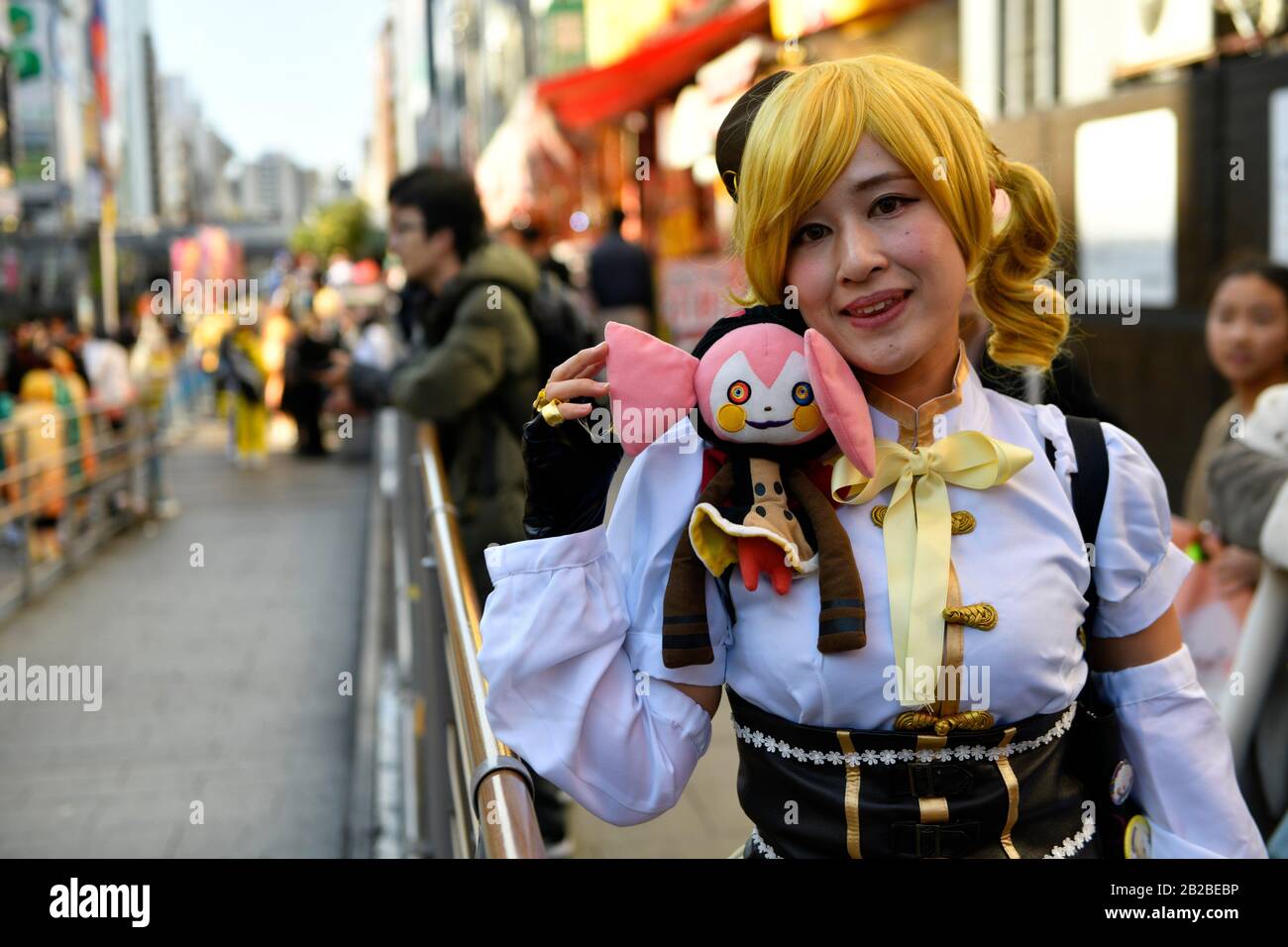 Giovani vestiti in costume da cosplay a Osaka,Honshu,Giappone,Asia. Foto Stock