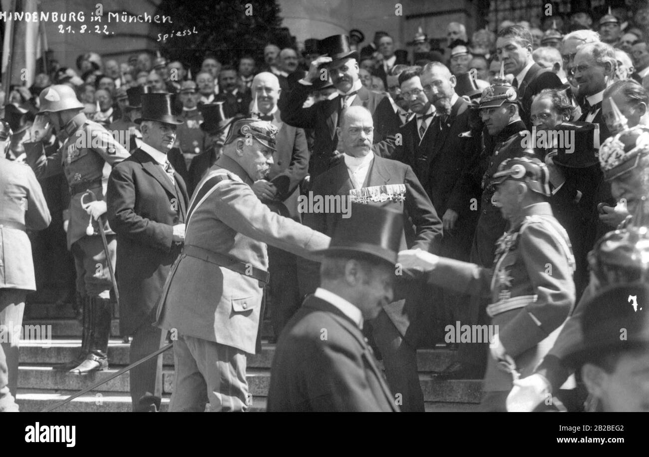 Paul von Hindenburg si trova di fronte all'Accademia delle Belle Arti di Monaco per la sfilata del Reichswehr. Saluta altri soldati e ufficiali il 21.08.1922. Sul lato sinistro della foto è un soldato con un distintivo d'oro su un diamante nero sulla sua manica. Probabilmente appartiene al Freikorps Epp. Foto Stock