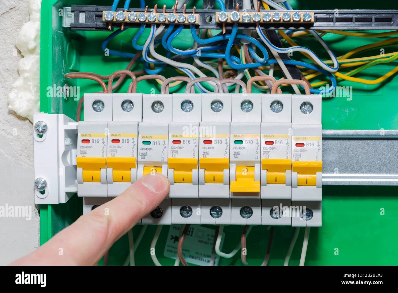 Dispositivi di protezione automatica da sovraccarico nella rete di alimentazione. Gli interruttori automatici o i fusibili sono dispositivi di sicurezza elettrica Foto Stock