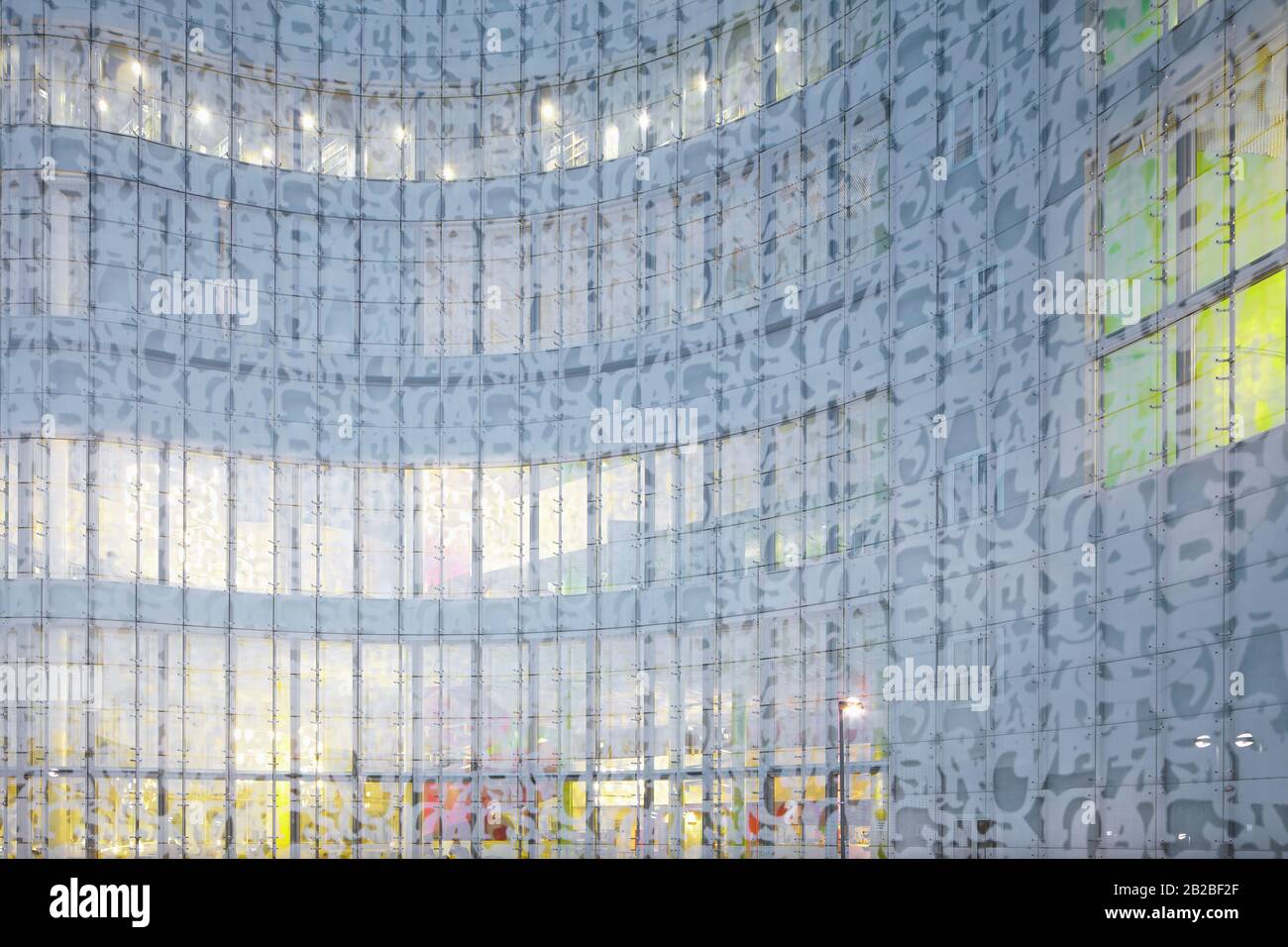 Facciata in vetro strutturato della biblioteca universitaria in Foto Stock