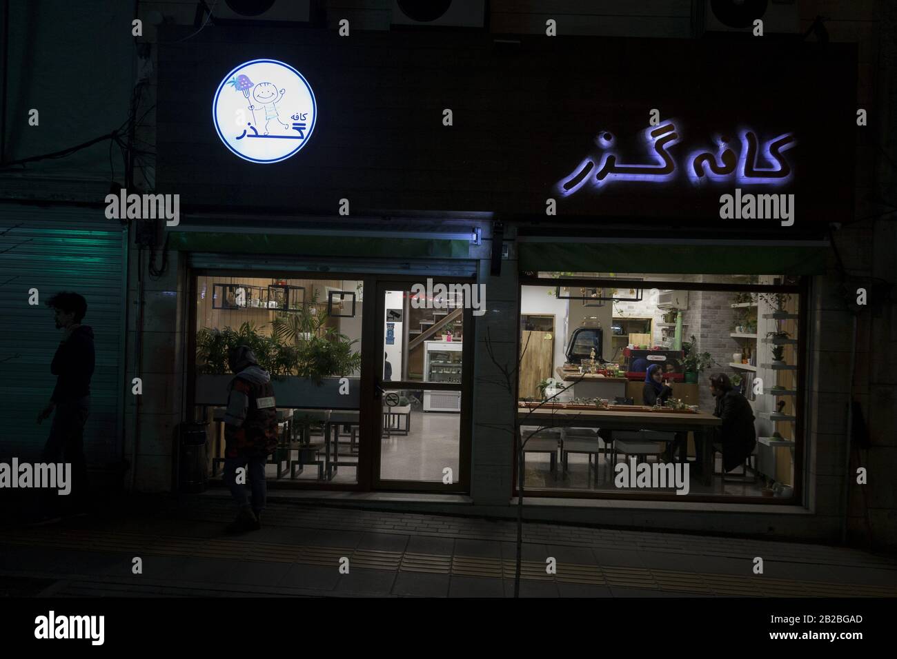 Teheran, Iran. 1st Mar, 2020. Una coppia si siede in una caffetteria nel centro di Teheran, in Iran. Secondo le ultime informazioni rilasciate dal Ministero della Salute iraniano, circa 1501 persone sono state diagnosticate con il romanzo coronavirus Covid-19 nel paese, con almeno 66 uccisi dalla malattia. Mentre il nuovo coronavirus ha esteso la sua portata in tutto il mondo, sono emersi gruppi geografici di infezioni, con l’Iran, l’Italia e la Corea del Sud che vedono i casi in aumento. Credito: Rouzbeh Fouladi/Zuma Wire/Alamy Live News Foto Stock