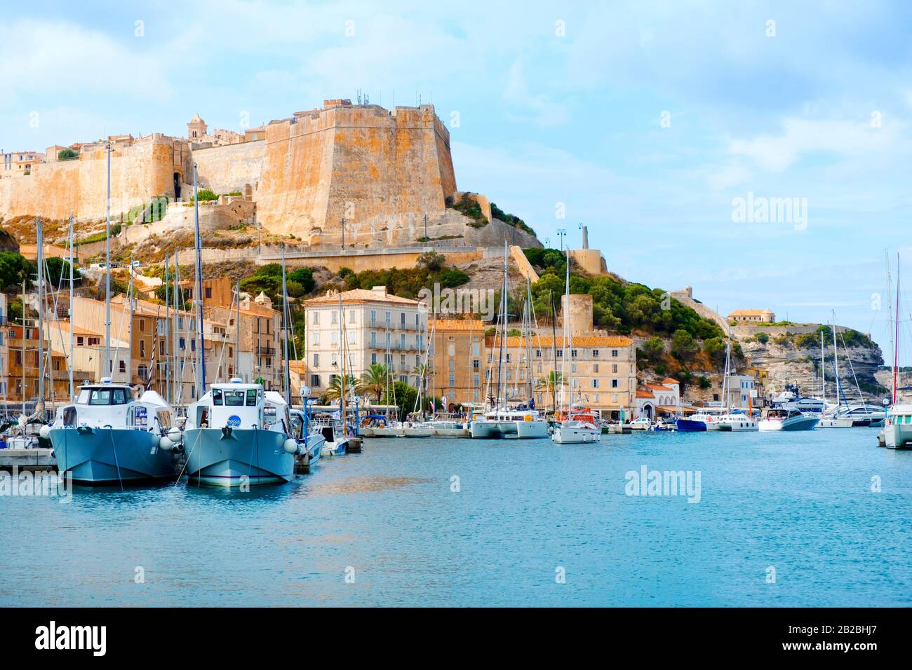 Bonifacio, FRANCIA - 19 SETTEMBRE 2018: Un turista scatta foto al porto di Bonifacio, in Corsica, Francia, con la famosa cittadella della città Foto Stock