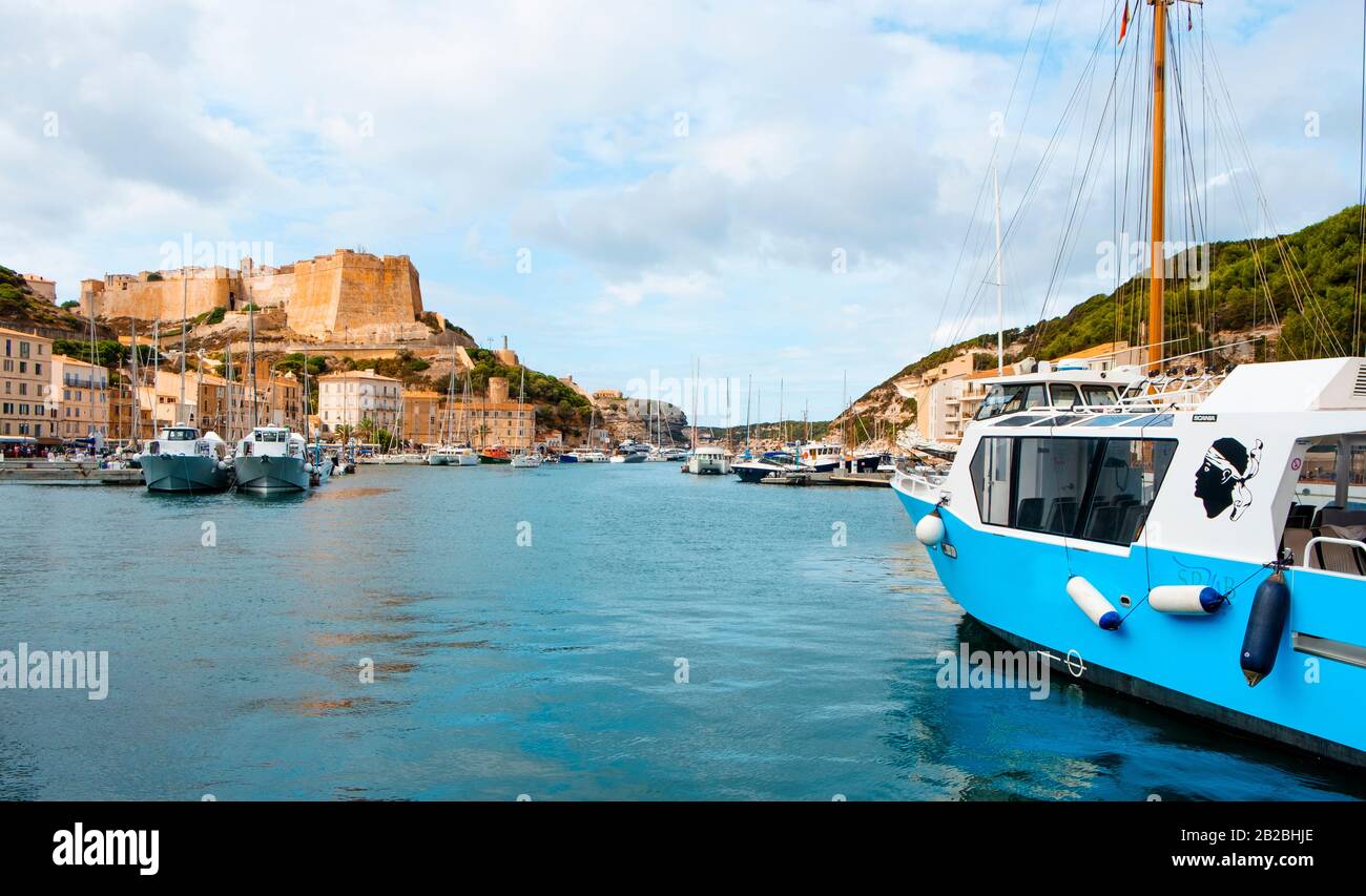 Bonifacio, FRANCIA - 19 SETTEMBRE 2018: Un turista scatta foto al porto di Bonifacio, in Corsica, Francia, con la famosa cittadella della città Foto Stock