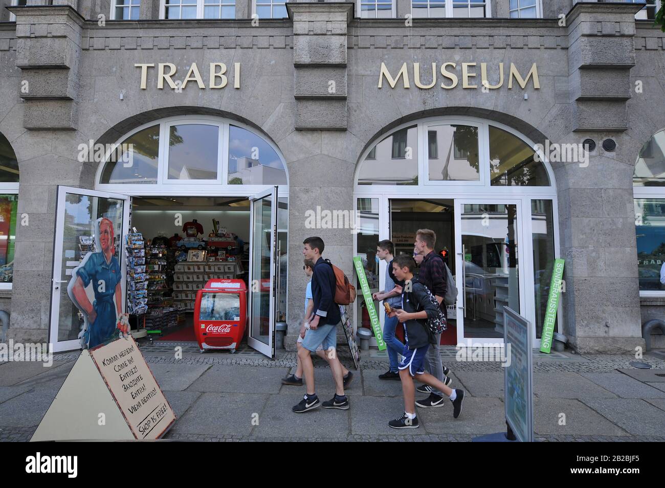Trabi-Museum, Zimmerstrasse, Kreuzberg di Berlino, Deutschland Foto Stock