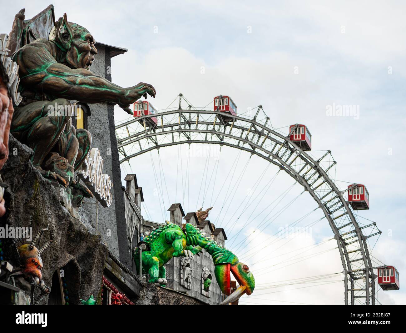 Vienna, Austria - 29/11/2019: Parco divertimenti a Prater (Vienna) con Wiener Riesenrad in background in un giorno nuvoloso in autunno Foto Stock