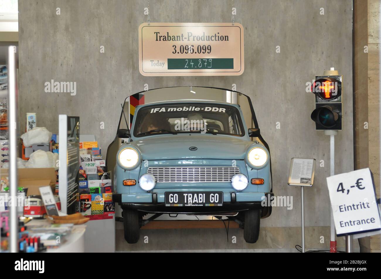 Trabi-Museum, Zimmerstrasse, Kreuzberg di Berlino, Deutschland Foto Stock
