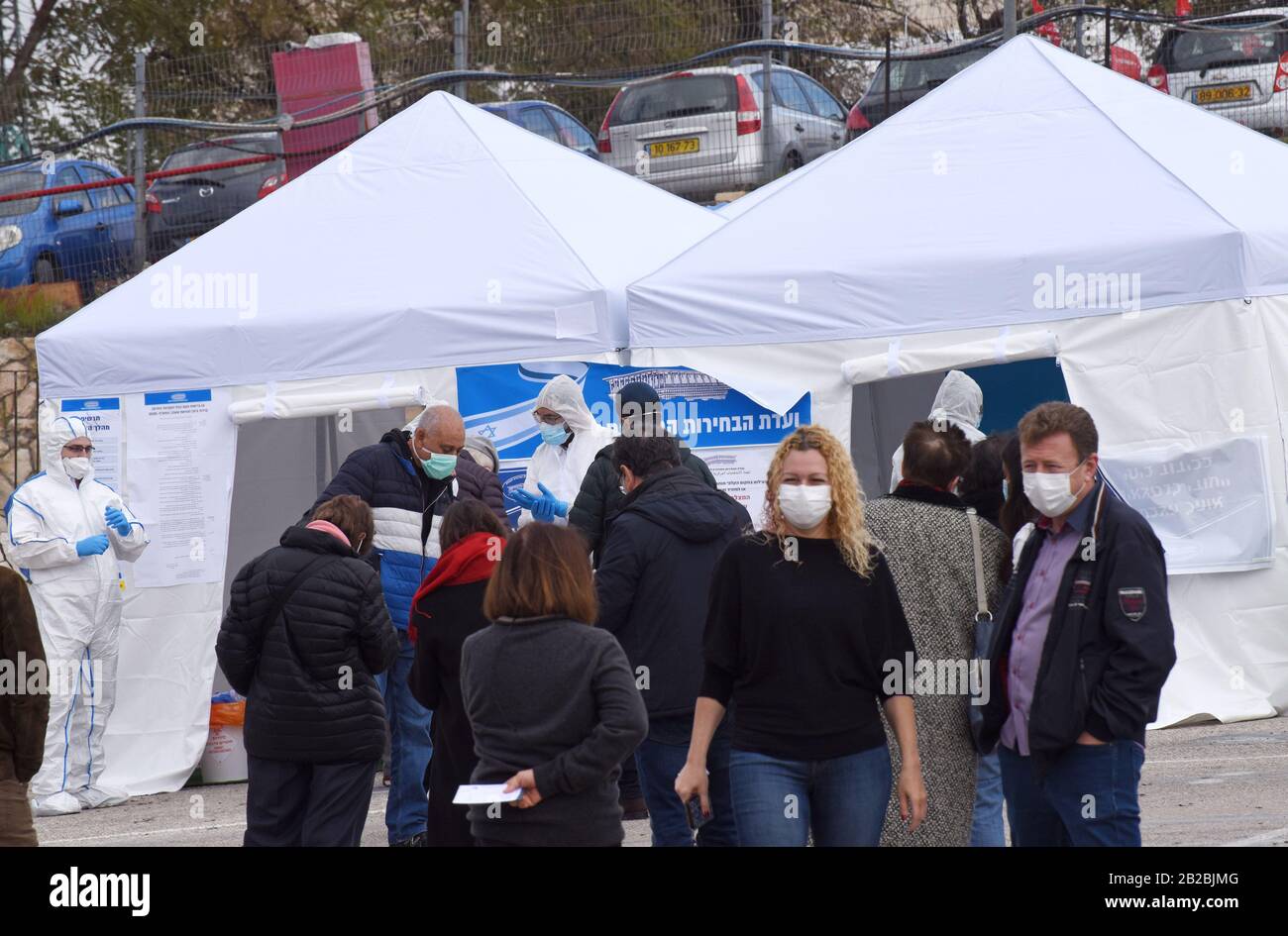 Gerusalemme, Israele. 02nd Mar, 2020. Gli israeliani in quarantena, dopo un'eventuale esposizione al coronavirus, sono visti in una speciale centrale di scrutinio durante le elezioni parlamentari a Gerusalemme, lunedì 2 marzo 2020. Gli israeliani votano alla terza elezione in meno di un anno. Foto di Debbie Hill/UPI Credit: UPI/Alamy Live News Foto Stock
