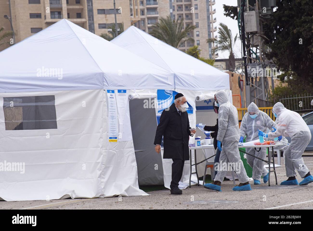 Gerusalemme, Israele. 02nd Mar, 2020. Gli israeliani in quarantena, dopo un'eventuale esposizione al coronavirus, sono visti in una speciale centrale di scrutinio durante le elezioni parlamentari a Gerusalemme, lunedì 2 marzo 2020. Gli israeliani votano alla terza elezione in meno di un anno. Foto di Debbie Hill/UPI Credit: UPI/Alamy Live News Foto Stock