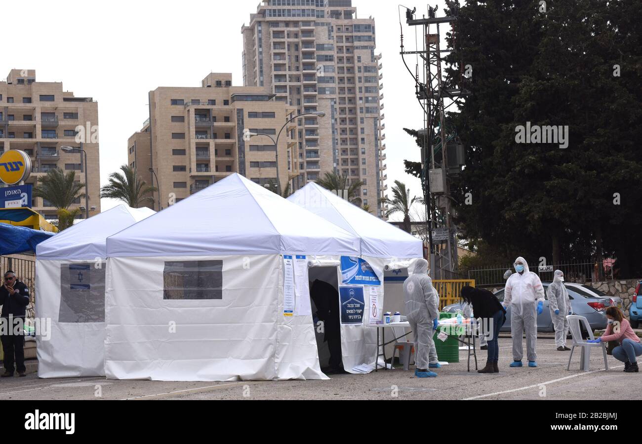 Gerusalemme, Israele. 02nd Mar, 2020. Gli israeliani in quarantena, dopo un'eventuale esposizione al coronavirus, sono visti in una speciale centrale di scrutinio durante le elezioni parlamentari a Gerusalemme, lunedì 2 marzo 2020. Gli israeliani votano alla terza elezione in meno di un anno. Foto di Debbie Hill/UPI Credit: UPI/Alamy Live News Foto Stock
