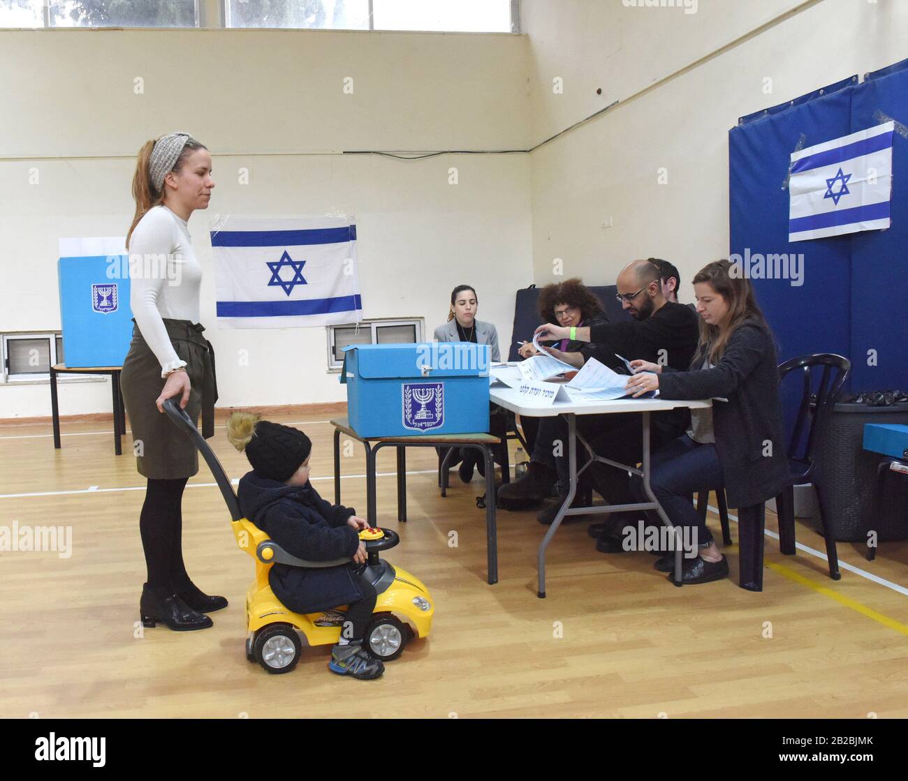 Gerusalemme, Israele. 02nd Mar, 2020. Una donna israeliana attende di ricevere il suo scrutinio per le elezioni parlamentari in un seggio elettorale a Gerusalemme, lunedì 2 marzo 2020. Gli israeliani votano alla terza elezione in meno di un anno. Foto di Debbie Hill/UPI Credit: UPI/Alamy Live News Foto Stock