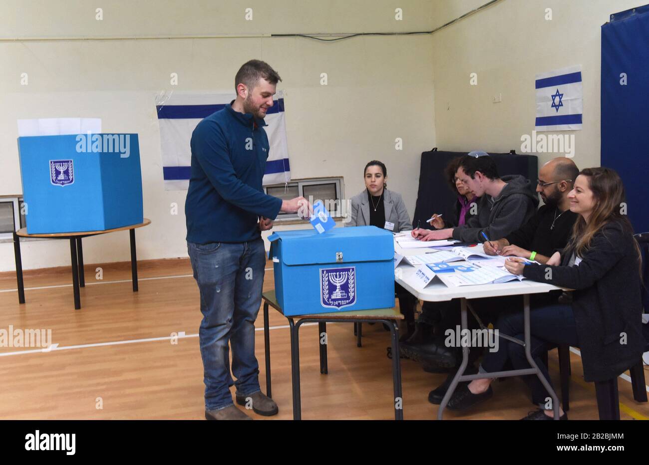 Gerusalemme, Israele. 02nd Mar, 2020. Lunedì 2 marzo 2020, un israeliano ha votato per le elezioni parlamentari in un seggio elettorale a Gerusalemme. Gli israeliani votano alla terza elezione in meno di un anno. Foto di Debbie Hill/UPI Credit: UPI/Alamy Live News Foto Stock