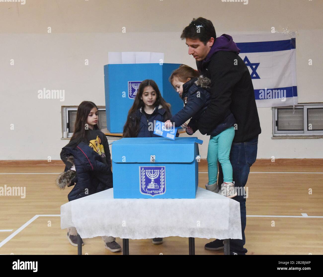Gerusalemme, Israele. 02nd Mar, 2020. Un israeliano tiene il figlio a votare per le elezioni parlamentari in un seggio elettorale a Gerusalemme, lunedì 2 marzo 2020. Gli israeliani votano alla terza elezione in meno di un anno. Foto di Debbie Hill/UPI Credit: UPI/Alamy Live News Foto Stock