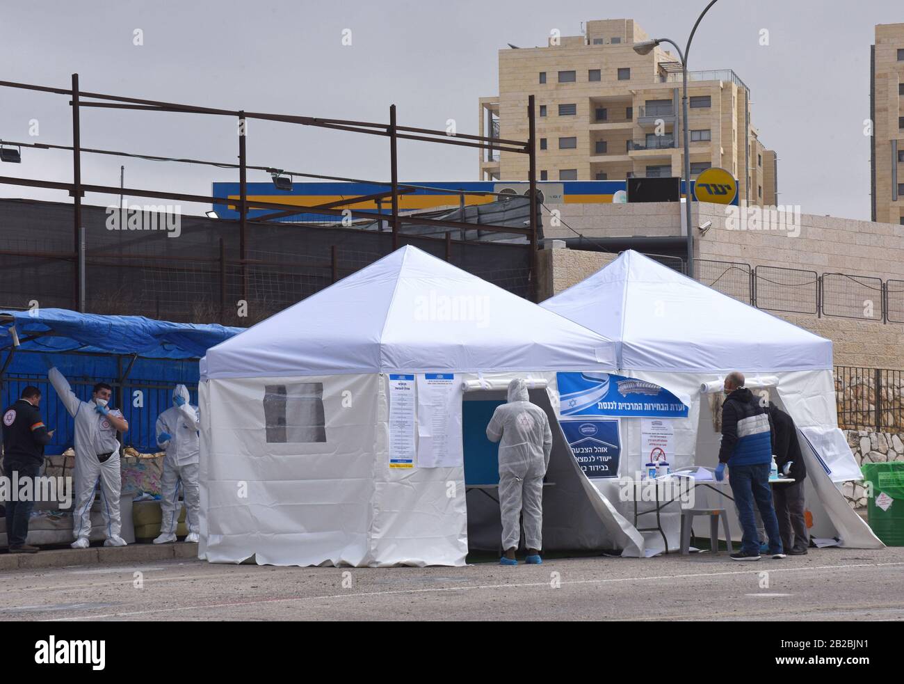 Gerusalemme, Israele. 02nd Mar, 2020. Gli israeliani in quarantena, dopo un'eventuale esposizione al coronavirus, votano in una speciale centrale di scrutinio durante le elezioni parlamentari a Gerusalemme, lunedì 2 marzo 2020. Gli israeliani votano alla terza elezione in meno di un anno. Foto di Debbie Hill/UPI Credit: UPI/Alamy Live News Foto Stock