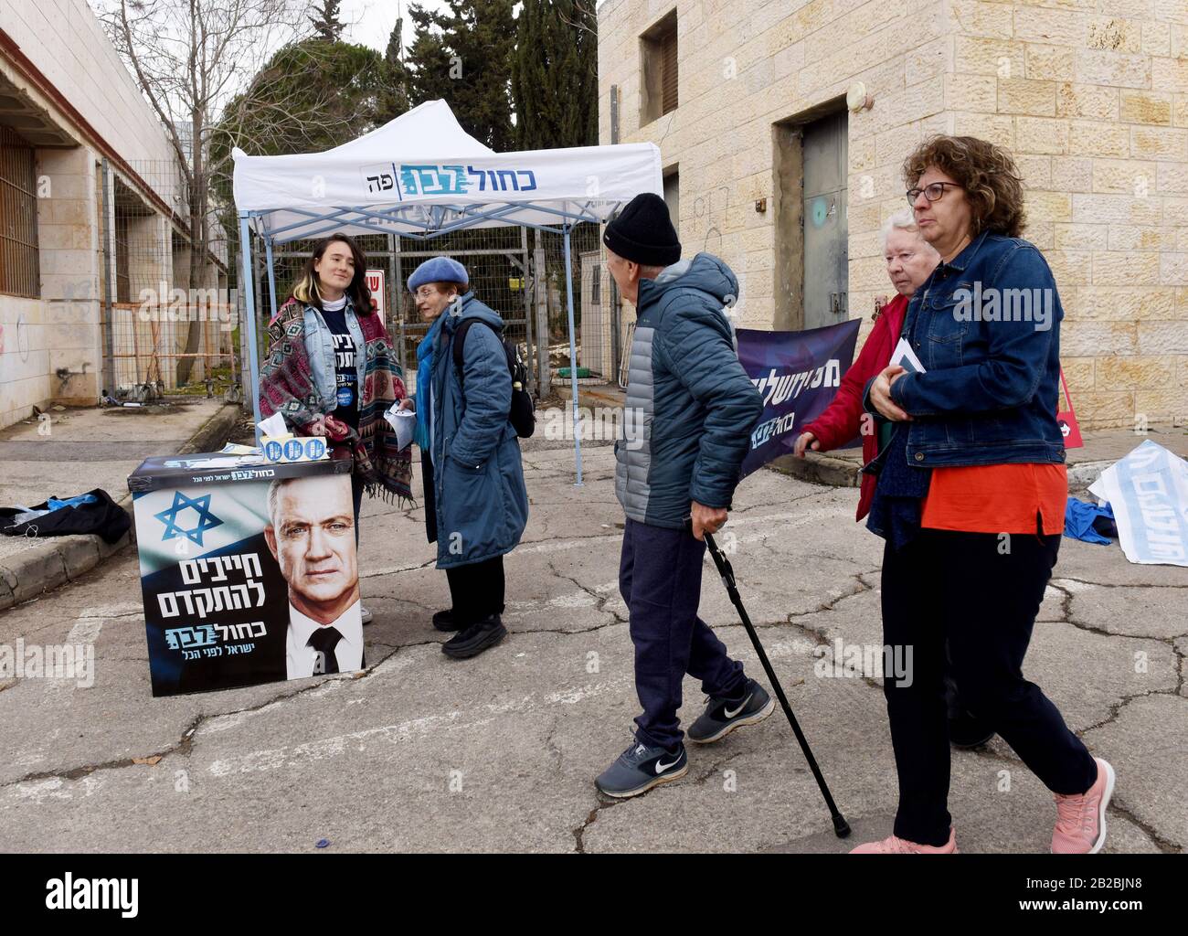 Gerusalemme, Israele. 02nd Mar, 2020. Gli israeliani passano un sito di campagna per Benny Gantz fuori da un seggio elettorale a Gerusalemme, lunedì 2 marzo 2020. Gli israeliani votano alla terza elezione in meno di un anno. Foto di Debbie Hill/UPI Credit: UPI/Alamy Live News Foto Stock