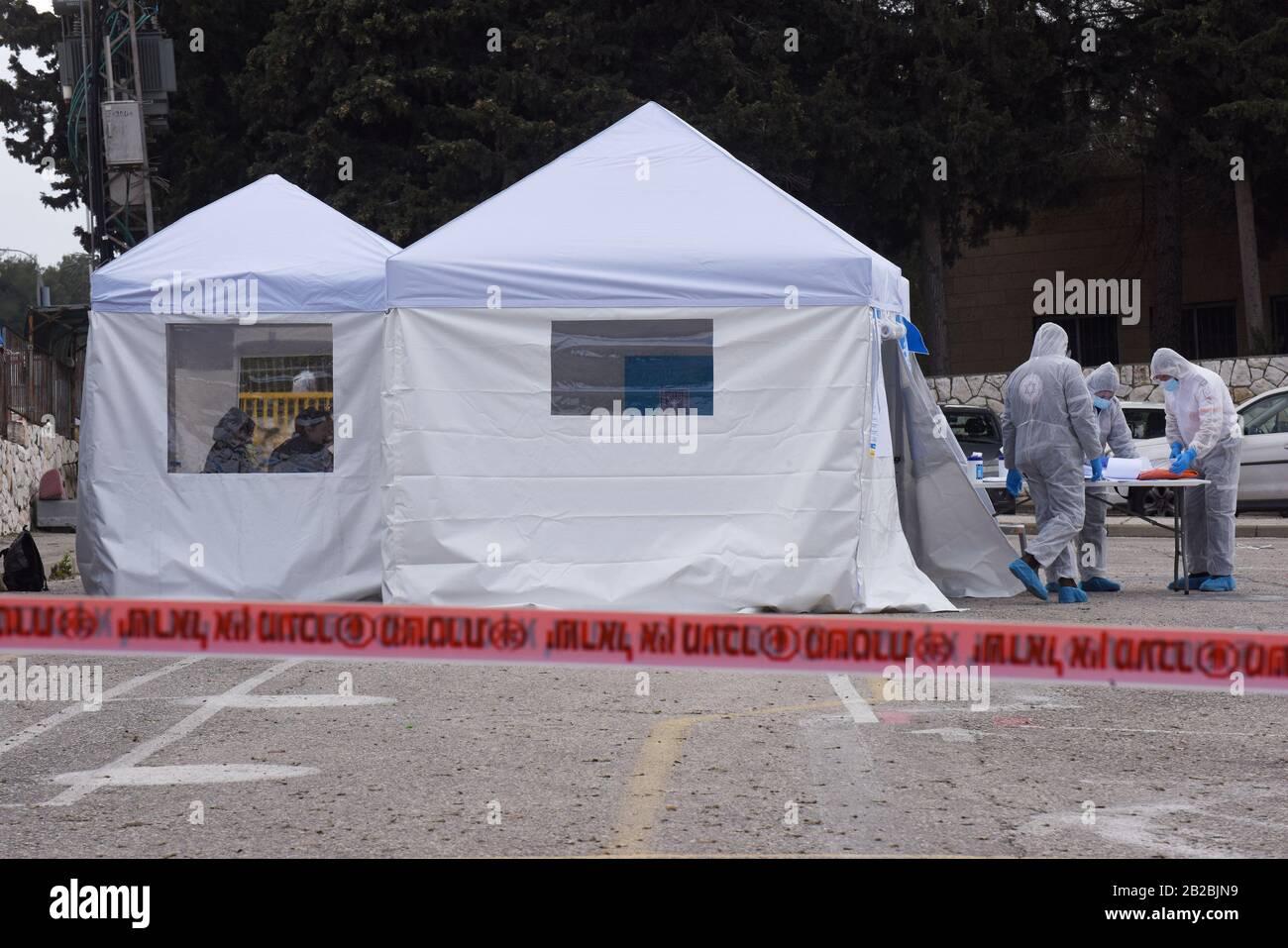 Gerusalemme, Israele. 02nd Mar, 2020. Gli israeliani in quarantena, dopo un'eventuale esposizione al coronavirus, votano in una speciale centrale di scrutinio durante le elezioni parlamentari a Gerusalemme, lunedì 2 marzo 2020. Gli israeliani votano alla terza elezione in meno di un anno. Foto di Debbie Hill/UPI Credit: UPI/Alamy Live News Foto Stock